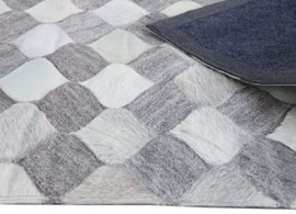 Tabac: Tufted patchwork rug with natural cow leather and kilim - Handmade sewing